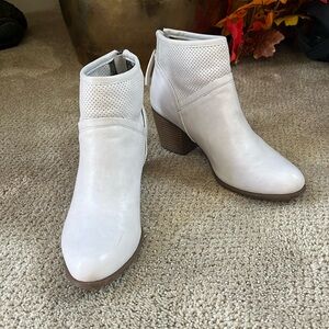 White Mountain Women’s boots… off white size9.5 … never worn!